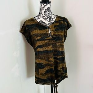 Lucky Brand Women’s Green Camo Short Sleeve Tie Front Keyhole T-Shirt S